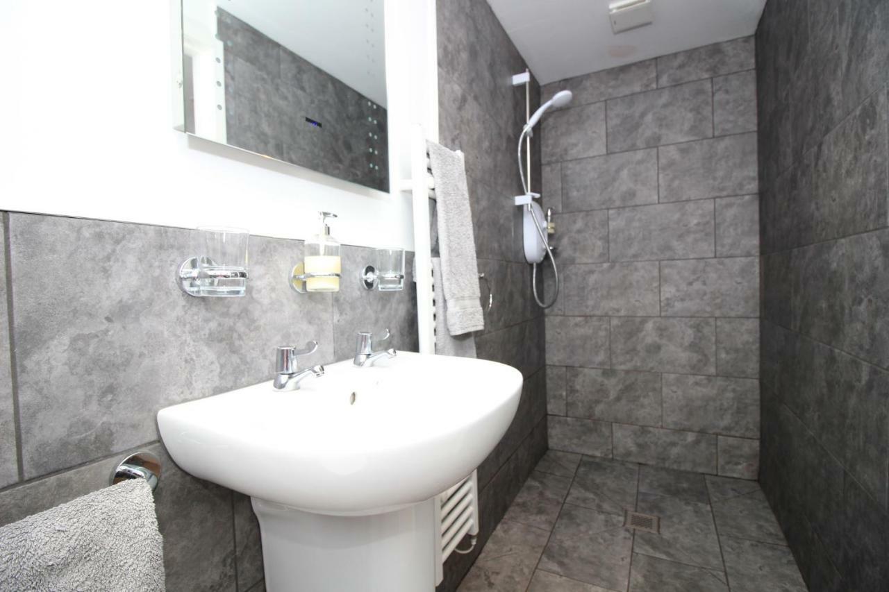 Beautiful Modern Apartment In Bath Esterno foto
